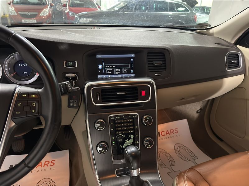 Volvo V60 2,0   T5 177KW SUMMUM XENON - fotka 12 z 38