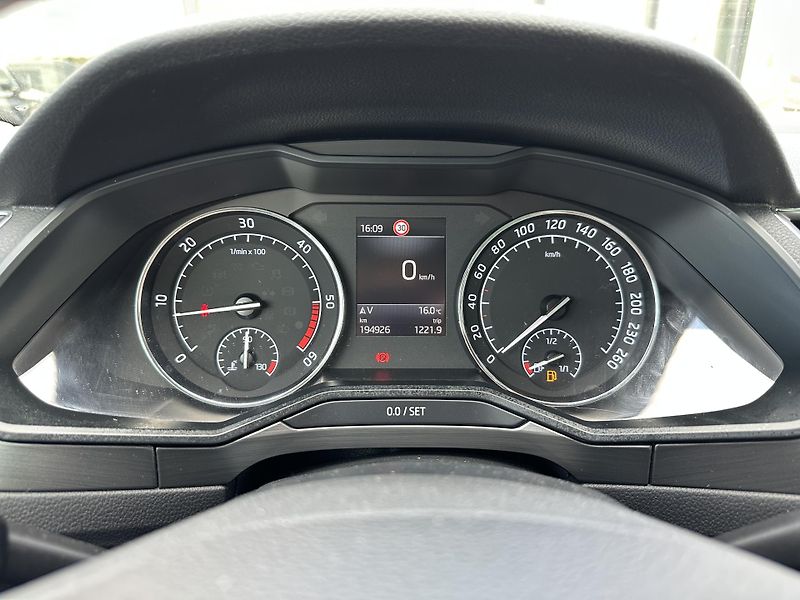 Škoda Superb 2.0 TDI Style - fotka 9 z 37