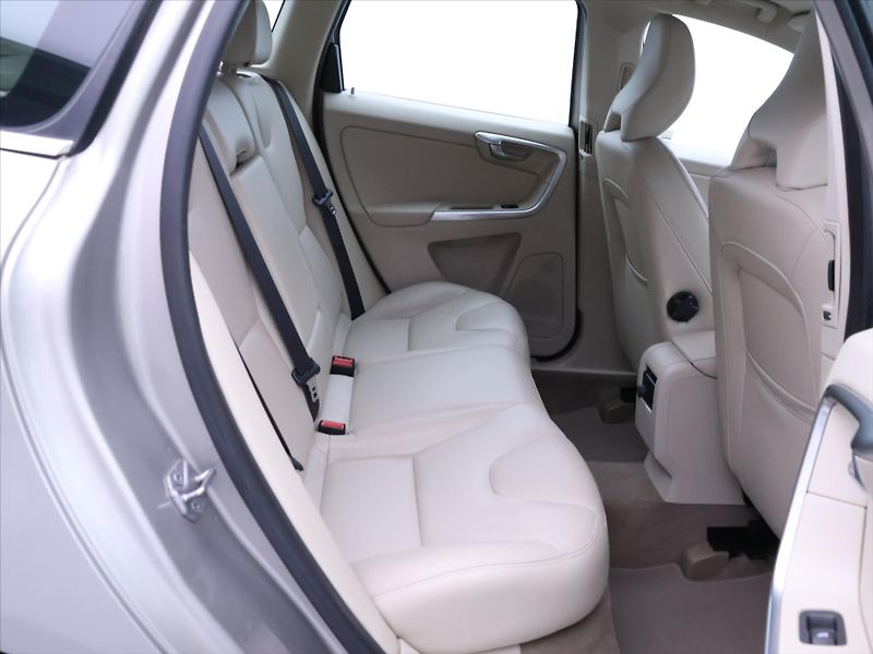 Volvo XC60 2,0 D3 100kW Summum Serv.Kniha - fotka 13 z 28