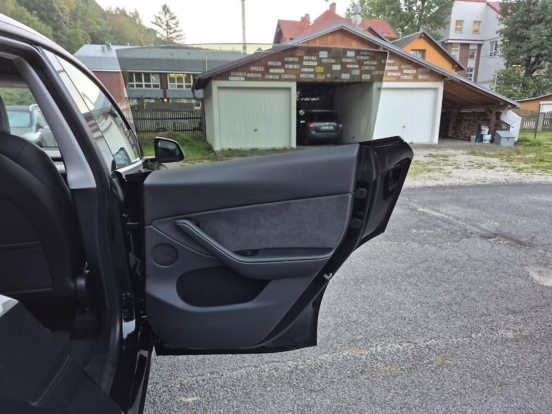 Tesla Model Y RWD 235kw 95,3 % - fotka 39 z 49