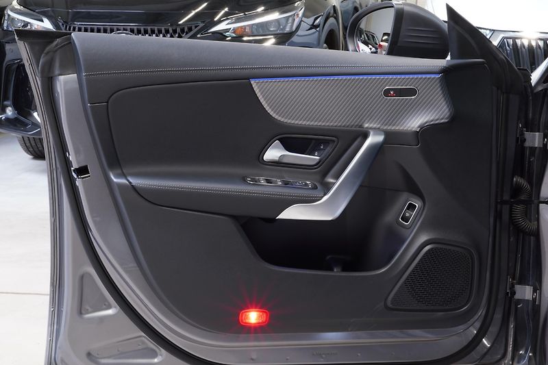Mercedes-Benz CLA 180,NZ.TOPENÍ,VYHŘÍVANÝ VOLANT - fotka 17 z 30