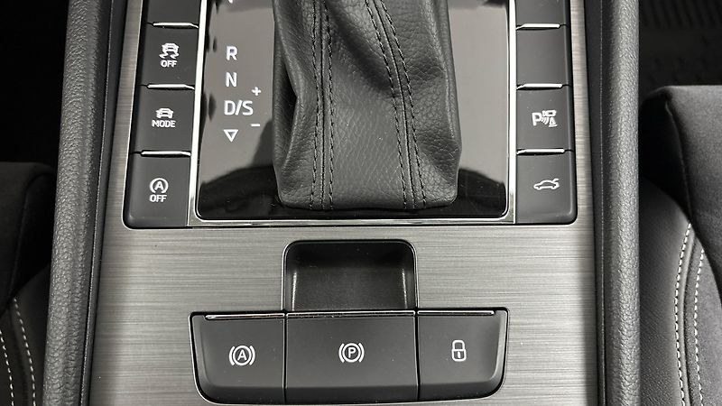 Škoda Superb 2.0 TSI DSG Style Combi - fotka 23 z 29