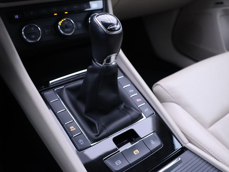 Škoda Superb 2,0 TDI 110kW L&K CZ Xenon - fotka 24 z 33
