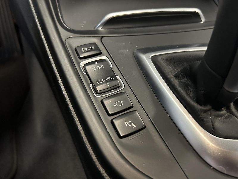BMW Řada 3 (2017) 320d xDrive M SPORT HUD LED - fotka 9 z 29