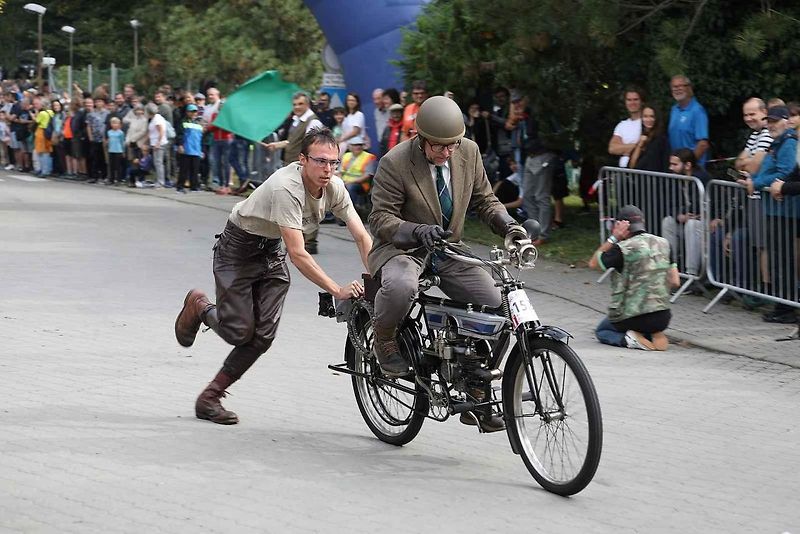 Na akci Jízda do vrchu a výstava historických vozidel se představilo na tři sta automobilů a motocyklů.