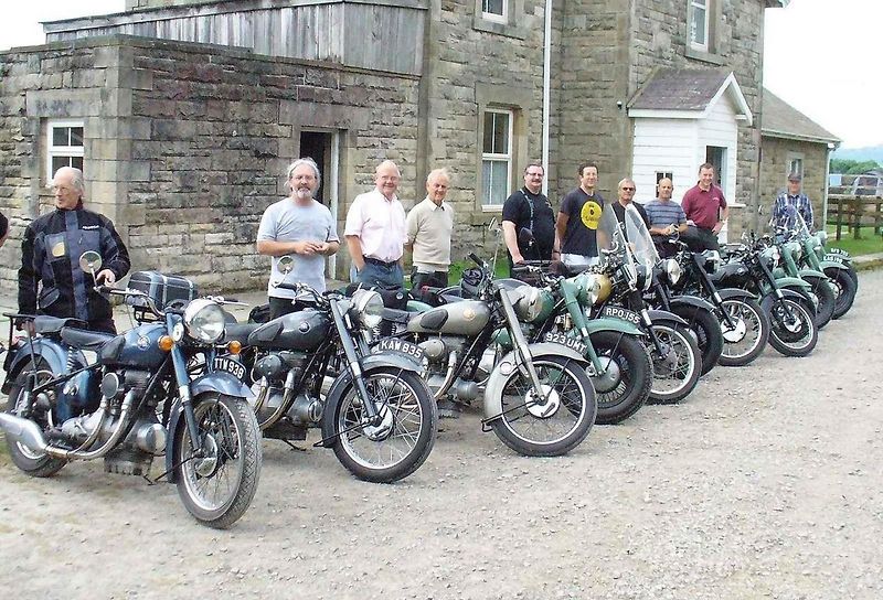Motocykl Sunbeam S7 De Luxe z roku 1950 na akci Hebden Bridge Vintage Weekend v roce 2012.