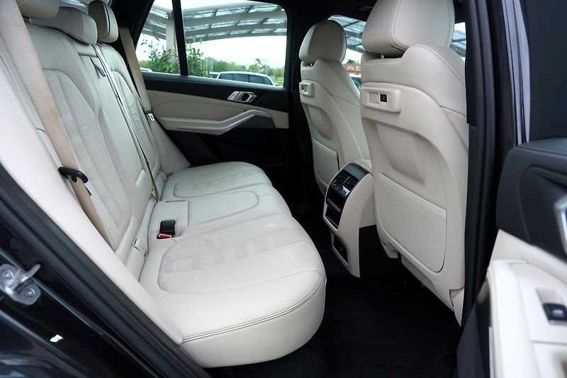 BMW X5 40i xDrive/340 PS/tažné/panora - fotka 33 z 47