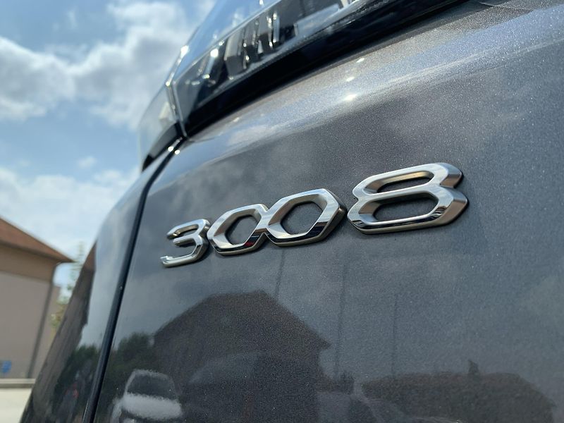 Peugeot 3008 ALLURE PACK 1,5 BlueHDi 96kW - fotka 24 z 30