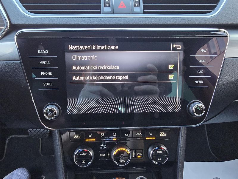 Škoda Superb 2,0 TDI DSG STYLE VIRTUAL NAVI - fotka 40 z 51