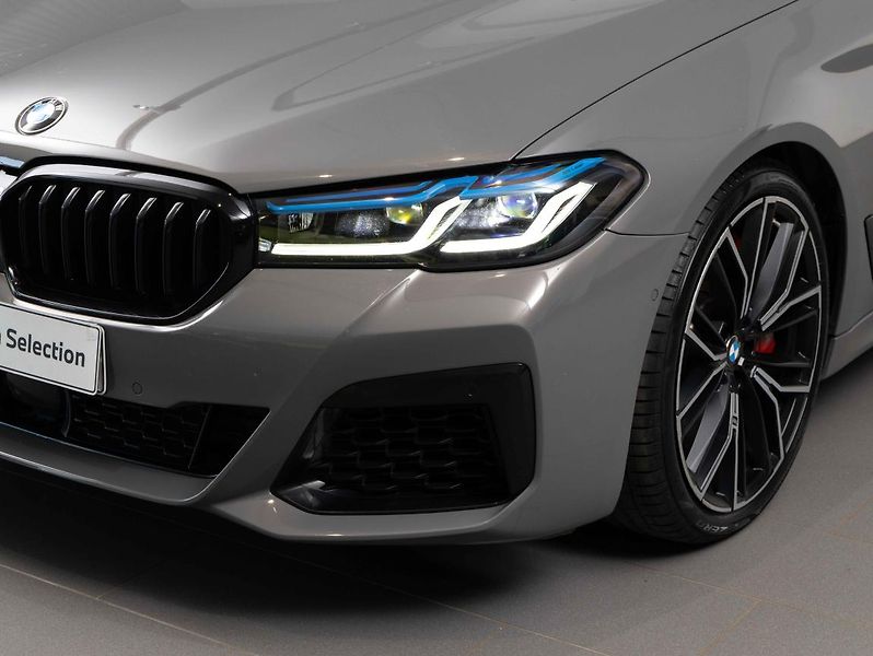 BMW Řada 5 M550i xDrive - fotka 7 z 23