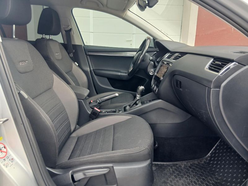 Škoda Octavia 2.0 TDi SCOUT 1.MAJ ČR - fotka 16 z 38