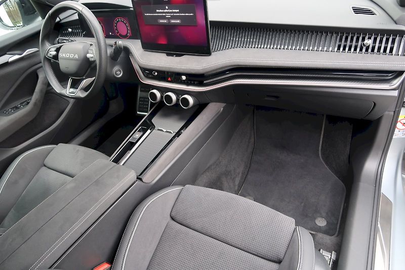 Škoda Superb (2025) Combi SportLine 2,0 TSi/195 kW - fotka 7 z 32