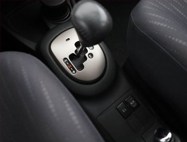 Toyota Yaris (2009) 1.33 Dual VVT-i, Automat - fotka 12 z 15