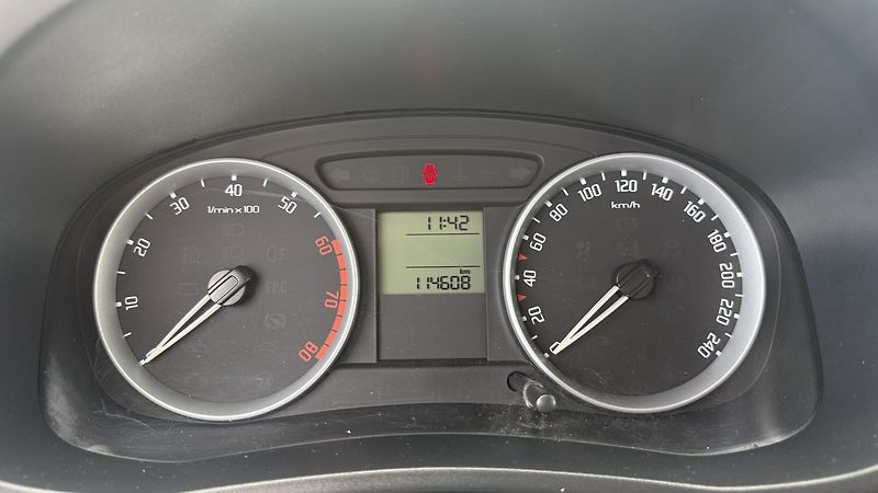 Škoda Fabia (2009) 1.4 16V 63KW 115 TIS KM KLIMA - fotka 17 z 20
