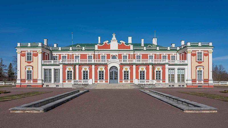 Palác obklopují zahrady ve francouzském stylu. 