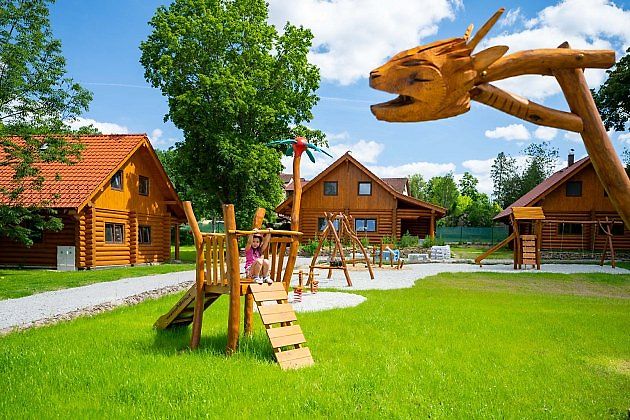 Zvíkovský kemp funguje jen pár let, a už si získal mimořádnou oblibu u rodin s dětmi., zdroj: Foto: Srubový kemp Zvíkov Village