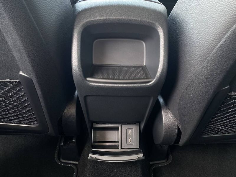 Mercedes-Benz GLB (2025) 220 4MATIC - fotka 24 z 27