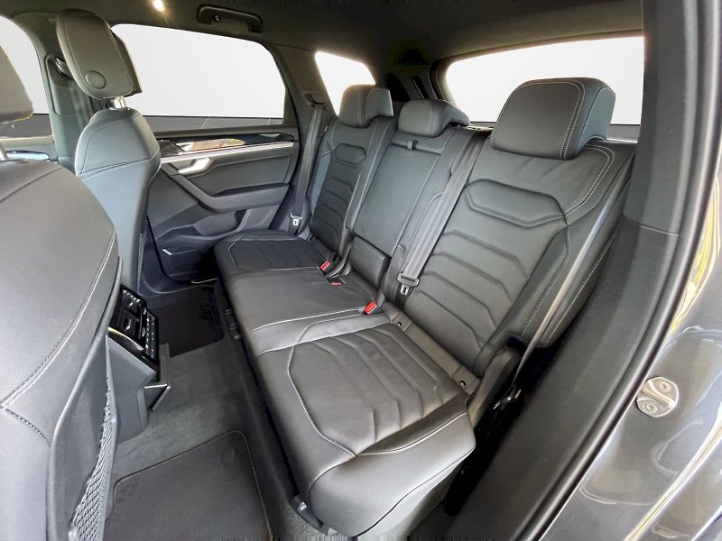 Volkswagen Touareg (2023) R-Line 3.0 TDI 210 kW V6 4Moti - fotka 24 z 35