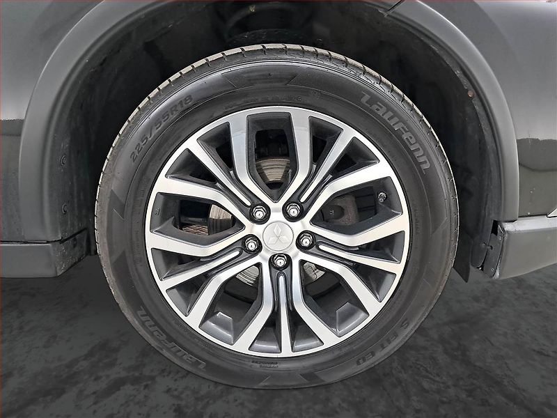 Mitsubishi Outlander (2018) 2.2 DI-D, 4X4, 7 míst, Kůže - fotka 15 z 23