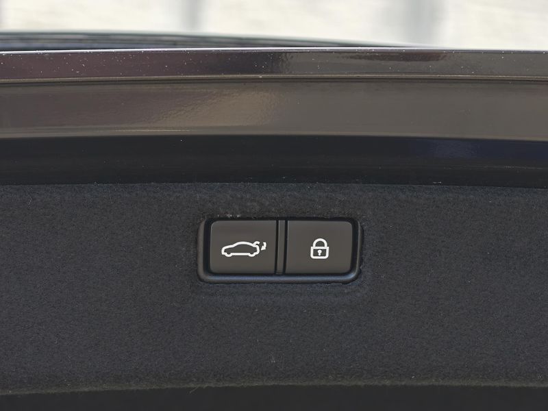 Hyundai Genesis V6 GDi 3,8 HTrac CZ,1 maj - fotka 23 z 37