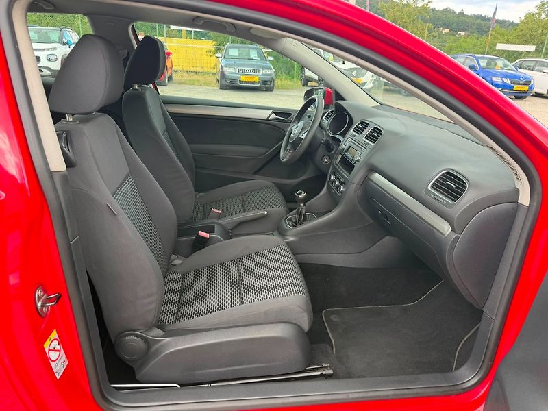 Volkswagen Golf 1.2TSi Klima/1MAJ/BezKoroze - fotka 15 z 21