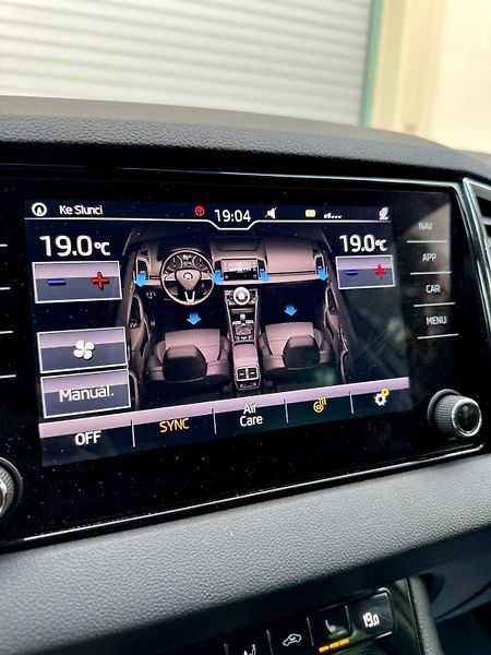 Škoda Karoq (2019) 1.6 TDI 2019 VELKY SERVIS - fotka 35 z 37