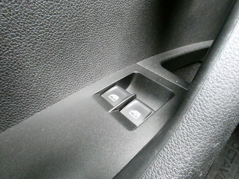 Škoda Octavia III Combi Active 1.6 TDI CR /6 - fotka 28 z 30
