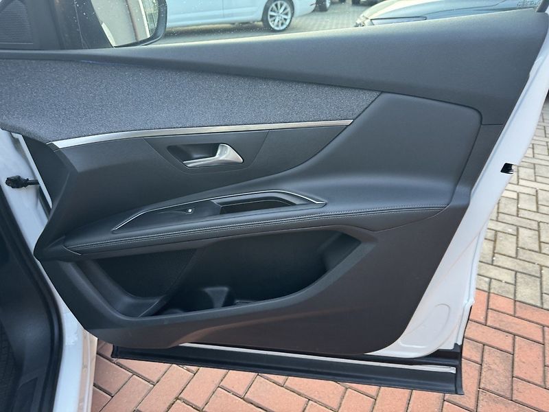 Peugeot 5008 (2020) 1.5 BlueHDi GT-Line LED Kamera - fotka 17 z 50