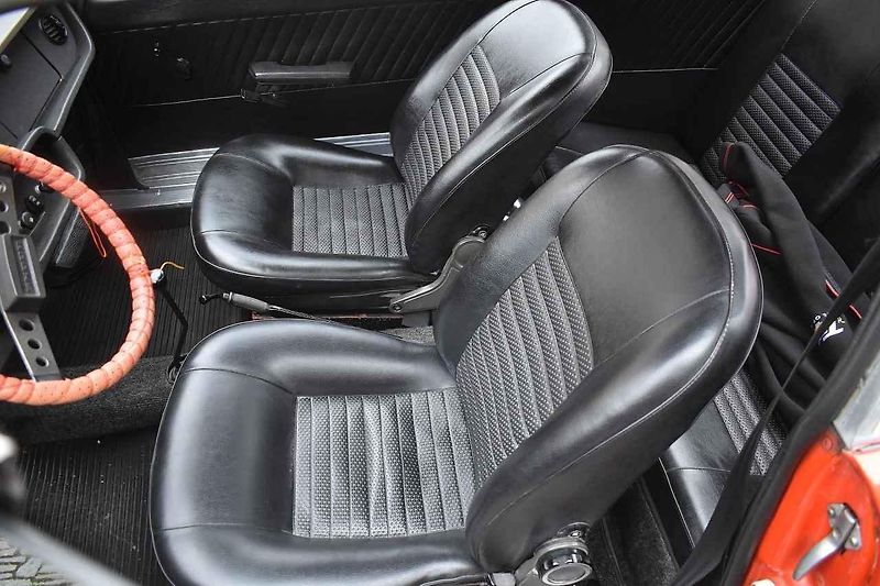 Tři z účastníků srazu před bránou továrny Škoda Auto v Kvasinách