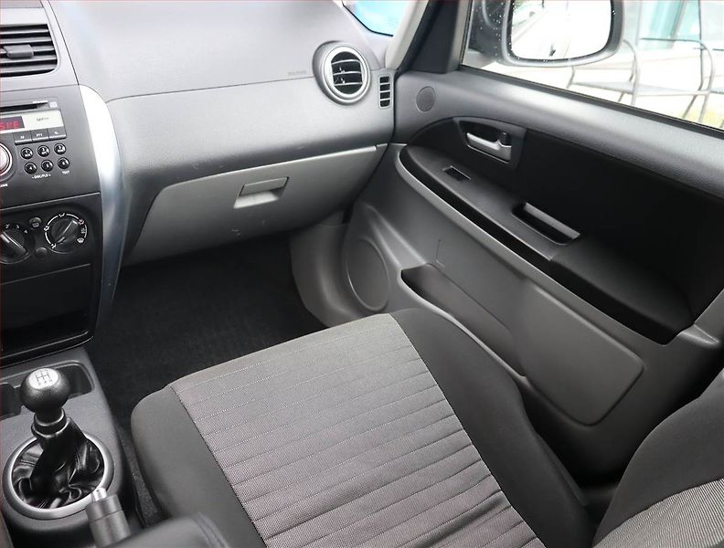 Suzuki SX4 (2010) 1.5 VVT, Park. senzory - fotka 8 z 15