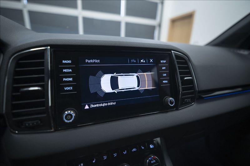 Škoda Karoq 2,0 TDI DSG 4x4 SPORTLINE ČR - fotka 36 z 41