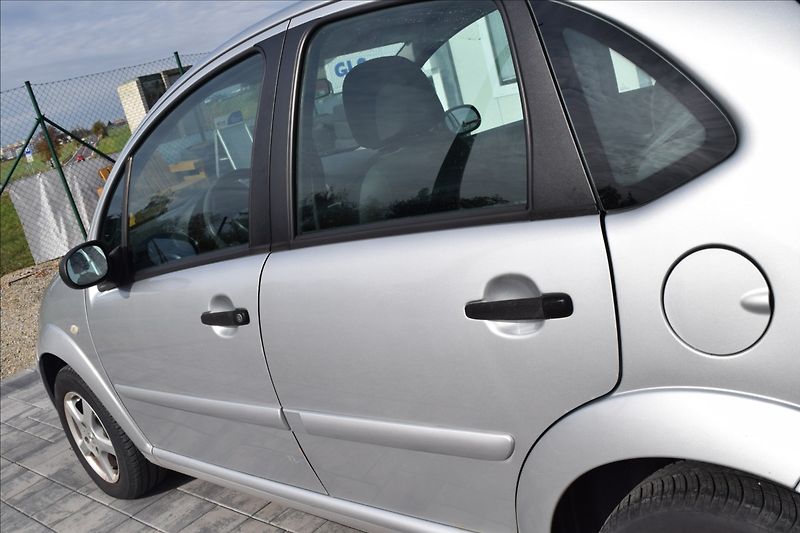 Citroën C3 1,4 i 54KW ALU NÍZKÝ NÁJEZD KM - fotka 11 z 35