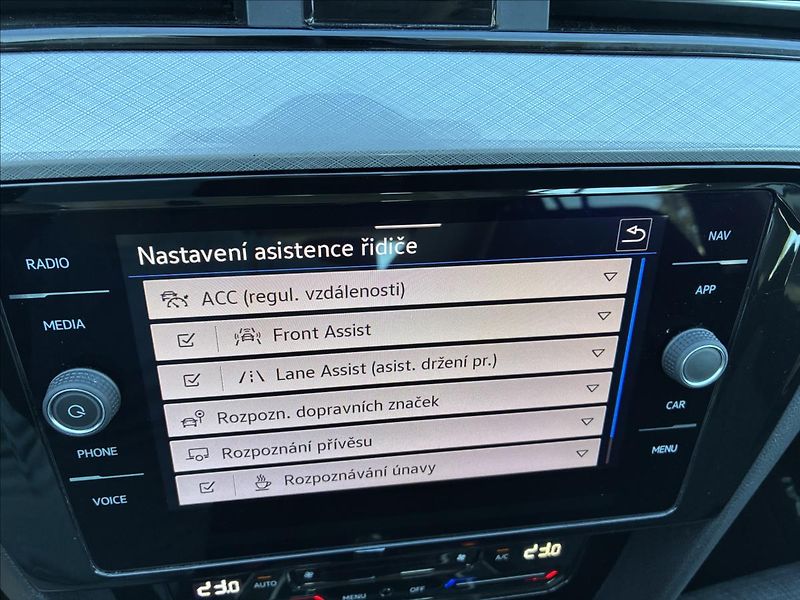 Volkswagen Passat 2,0 TDI TAŽNÉ KAMERA KEYLESS - fotka 25 z 26