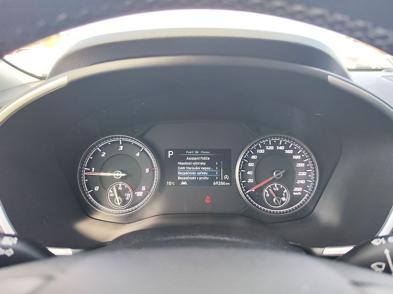 Hyundai Santa Fe 2.2 CRDi/142kW Comfort DCT - fotka 15 z 29