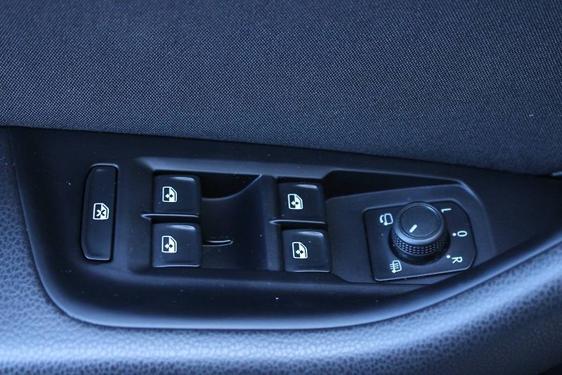 Volkswagen Passat (2022) 1.5 TSI 110kW DSG Head UP disp - fotka 34 z 35