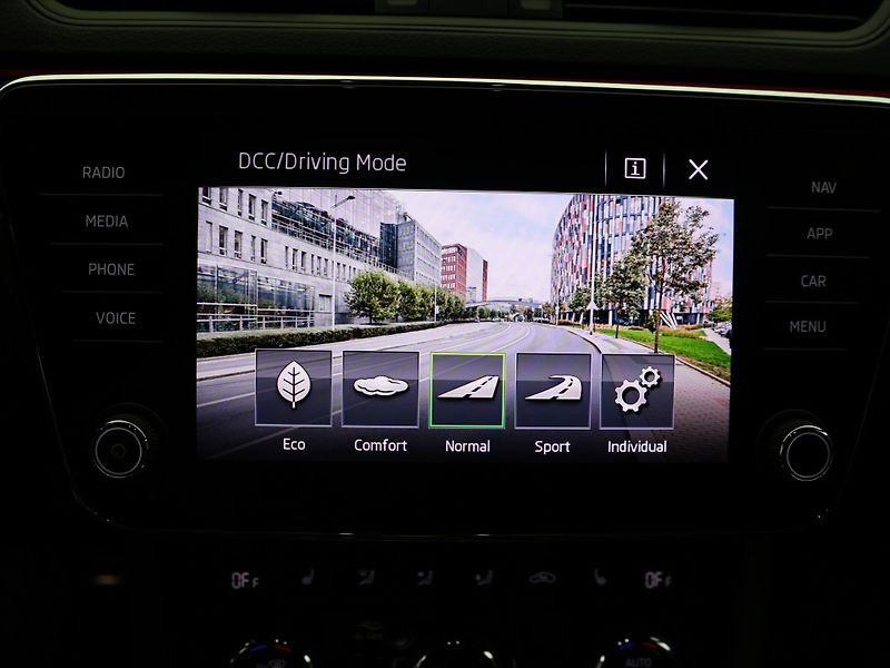 Škoda Superb 2,0 TDI 140kW DSG CZ Sportline - fotka 29 z 38