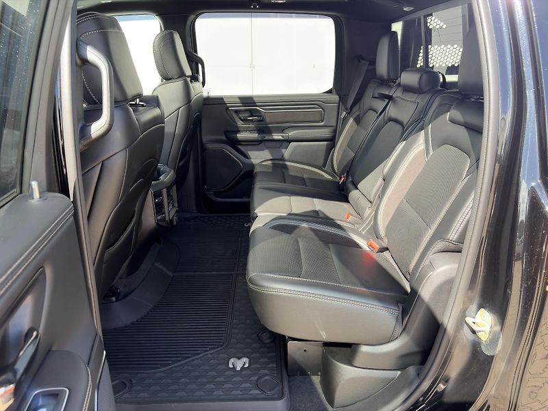 RAM 1500 (2024) Laramie 5.7 V8 HEMI LIFT - fotka 44 z 49