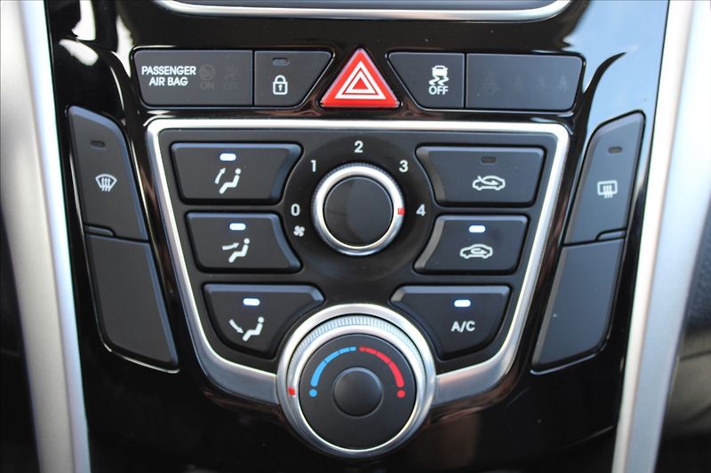 Hyundai i30 1,6 i  NOVÉ V ČR - fotka 17 z 36