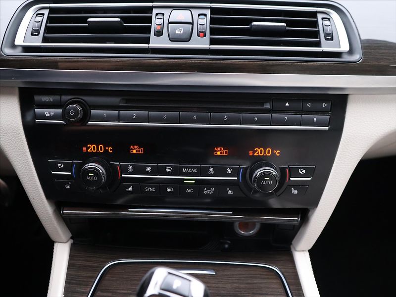 BMW Řada 7 3,0 730d 190kW xDrive - fotka 23 z 34