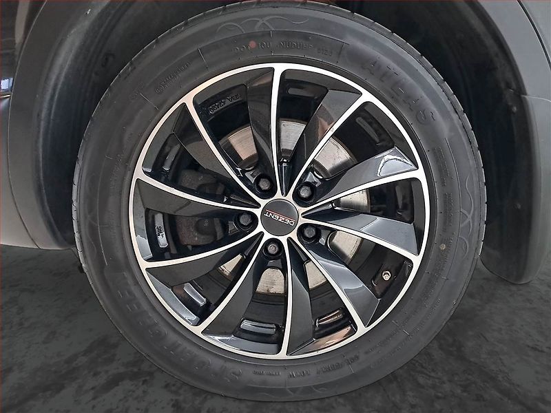 Nissan Qashqai (2011) 2.0 dCi, 4X4, Automat, 7 míst - fotka 15 z 20