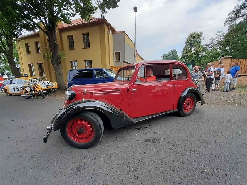 Do Hříškova dorazil na jubilejní veteránský sraz rekordní počet vozidel.