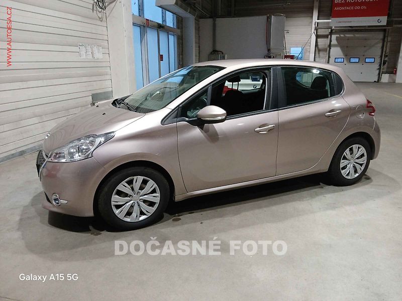 Peugeot 208 (2014) 1.2 i, 1.maj,ČR, servis - fotka 1 z 3