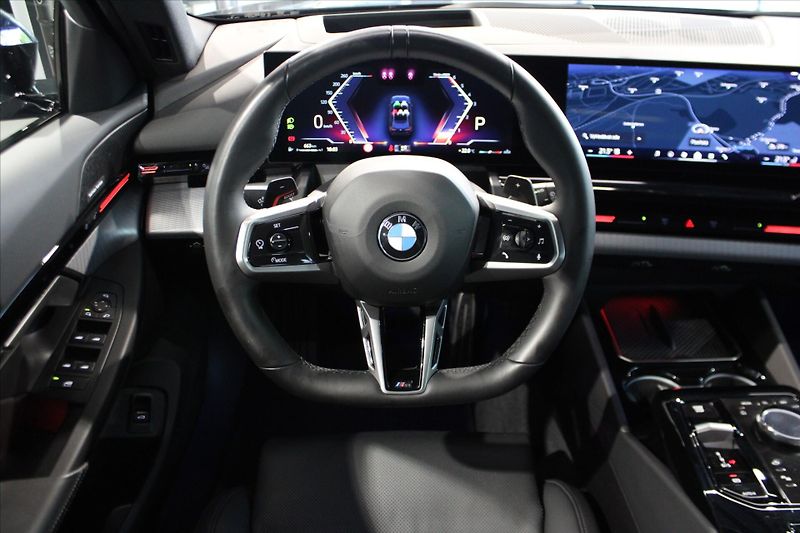 BMW Řada 5 520d xDrive M Sport Pro DAProf - fotka 16 z 35