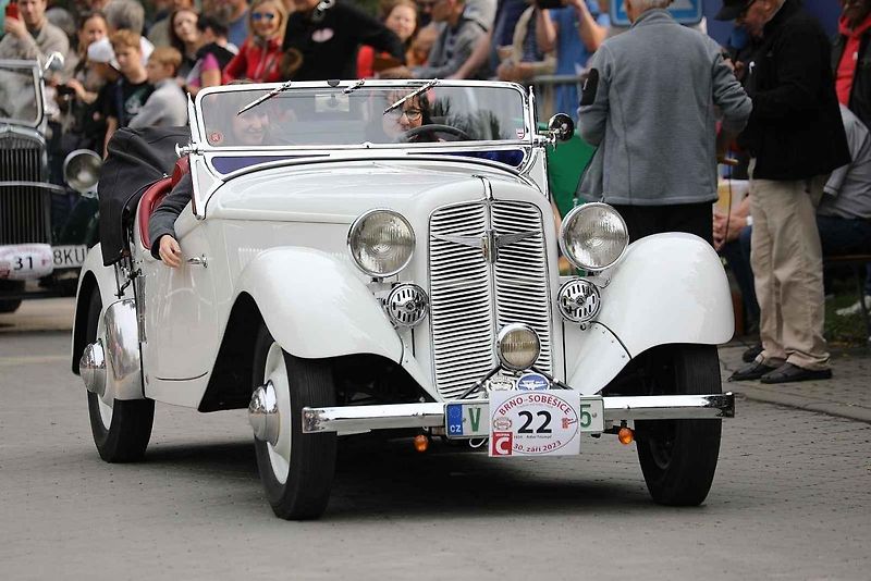 Na akci Jízda do vrchu a výstava historických vozidel se představilo na tři sta automobilů a motocyklů.