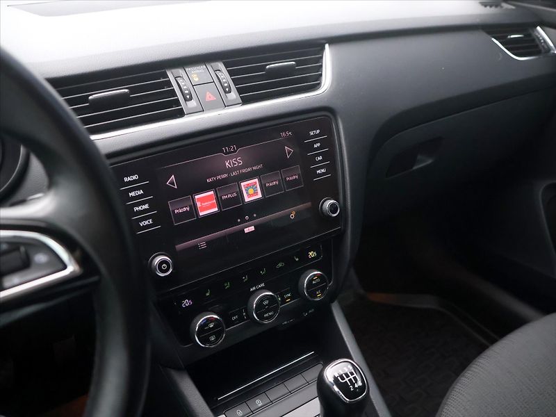 Škoda Octavia 2,0 TDi 110kW Style Aut.klima - fotka 17 z 30