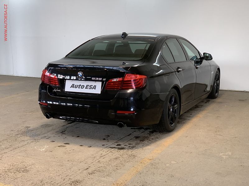 BMW Řada 5 (2015) 3.0D 535d xDrive, AT, navi - fotka 6 z 17