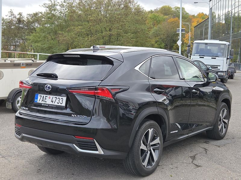 Lexus NX 300h (2018) na splátky všem od 10%akontace - fotka 5 z 16