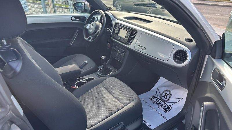 Volkswagen Beetle (2012) 1.2TSI 77kW REZERVOVANO - fotka 19 z 25