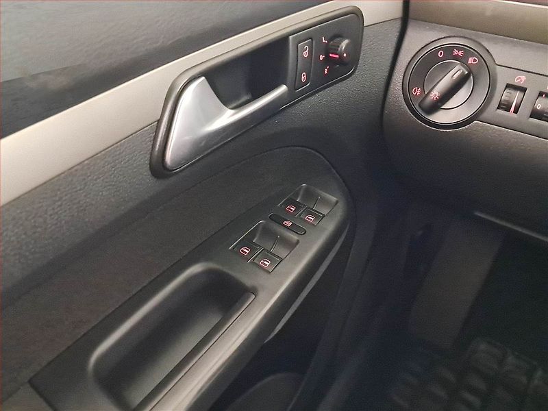Volkswagen Touran (2007) 1.4 TSI, Automat, 7 míst - fotka 17 z 18