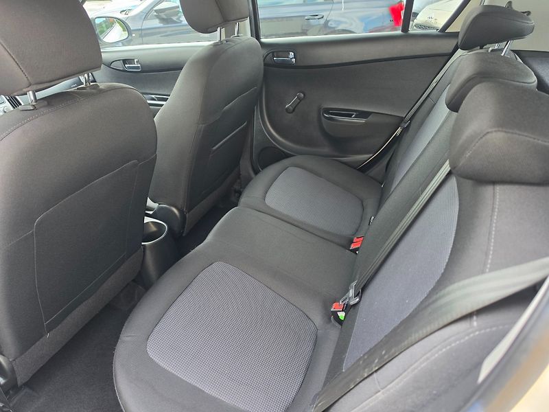 Hyundai i20 (2014) 1.2i Velmi pěkný - fotka 13 z 19